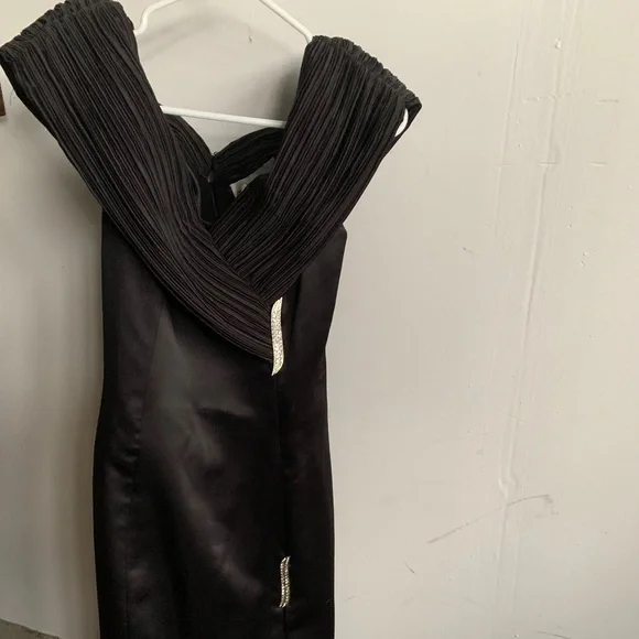 Gown - Picture 1 of 1